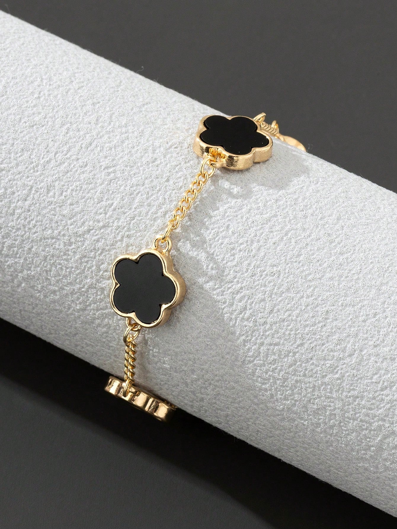 1pc Fashion Stylish Classic Design Lucky Clover Men's Bracelet (Black Needs Peeling Off Film)